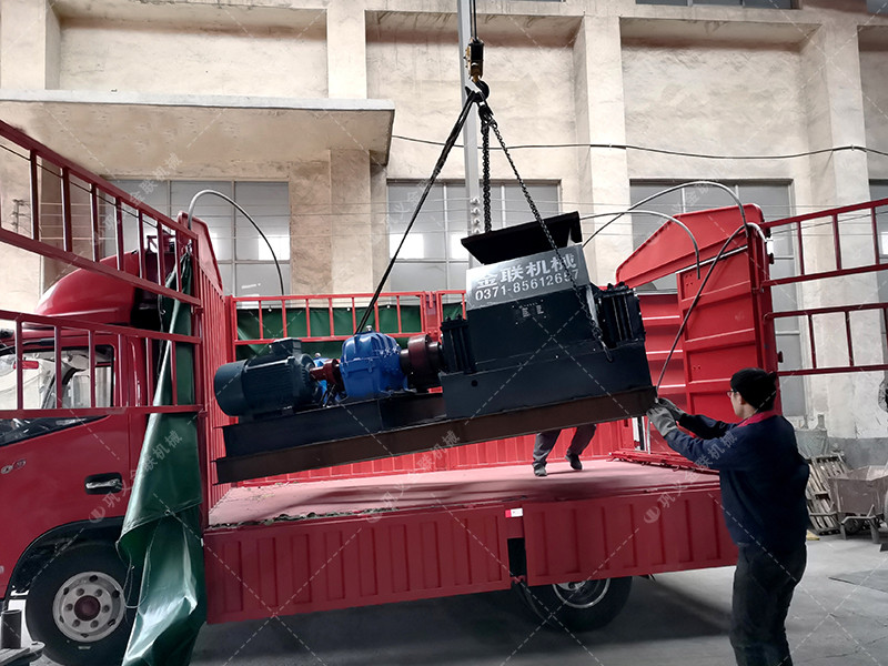 800x600中型直連式對(duì)輥制砂機(jī)發(fā)貨圖片