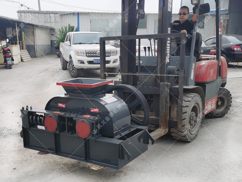 2PG400X250小型對(duì)輥破碎機(jī)發(fā)往江蘇蘇州破碎硅鐵