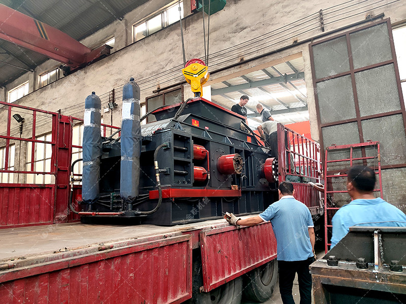 1200x800大型液壓對輥破碎機發(fā)貨 發(fā)往湖北