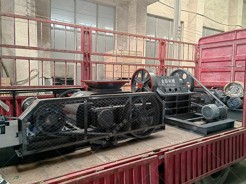 大塊煤矸石直接喂料會損壞設(shè)備？狼牙齒輥為何敢承諾'來者不拒'？
